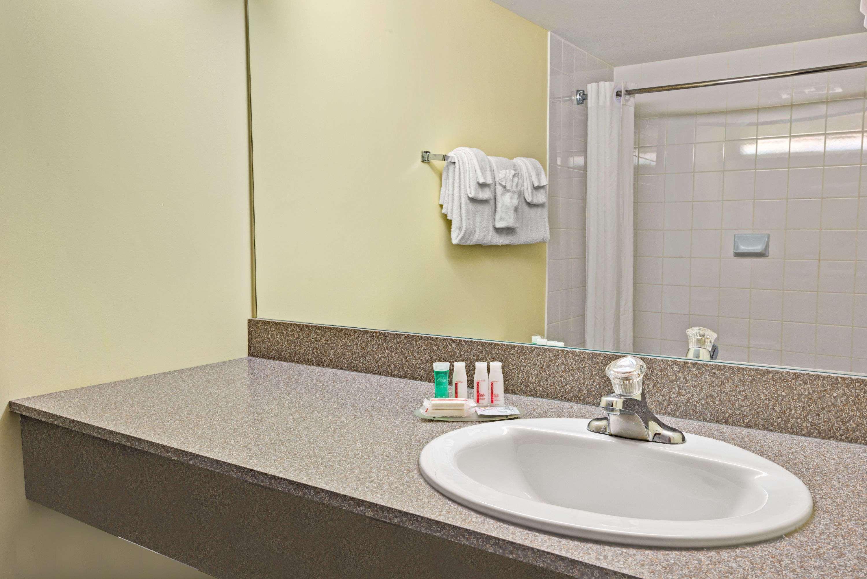 Hotel Super 8 By Wyndham Barrie South Esterno foto