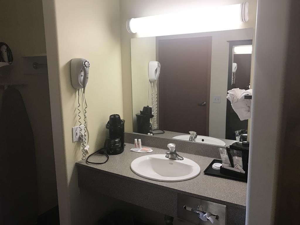 Hotel Super 8 By Wyndham Barrie South Esterno foto